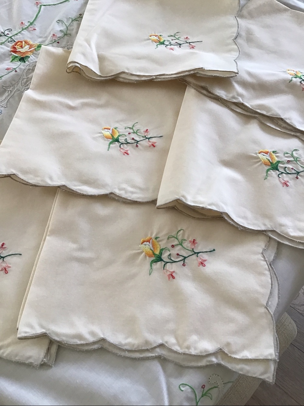Large, beautiful hand stitched embroidered tablecloth +11 napkins